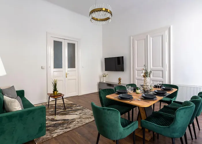 Luxurious Prestige Residence Next To The New York Cafe