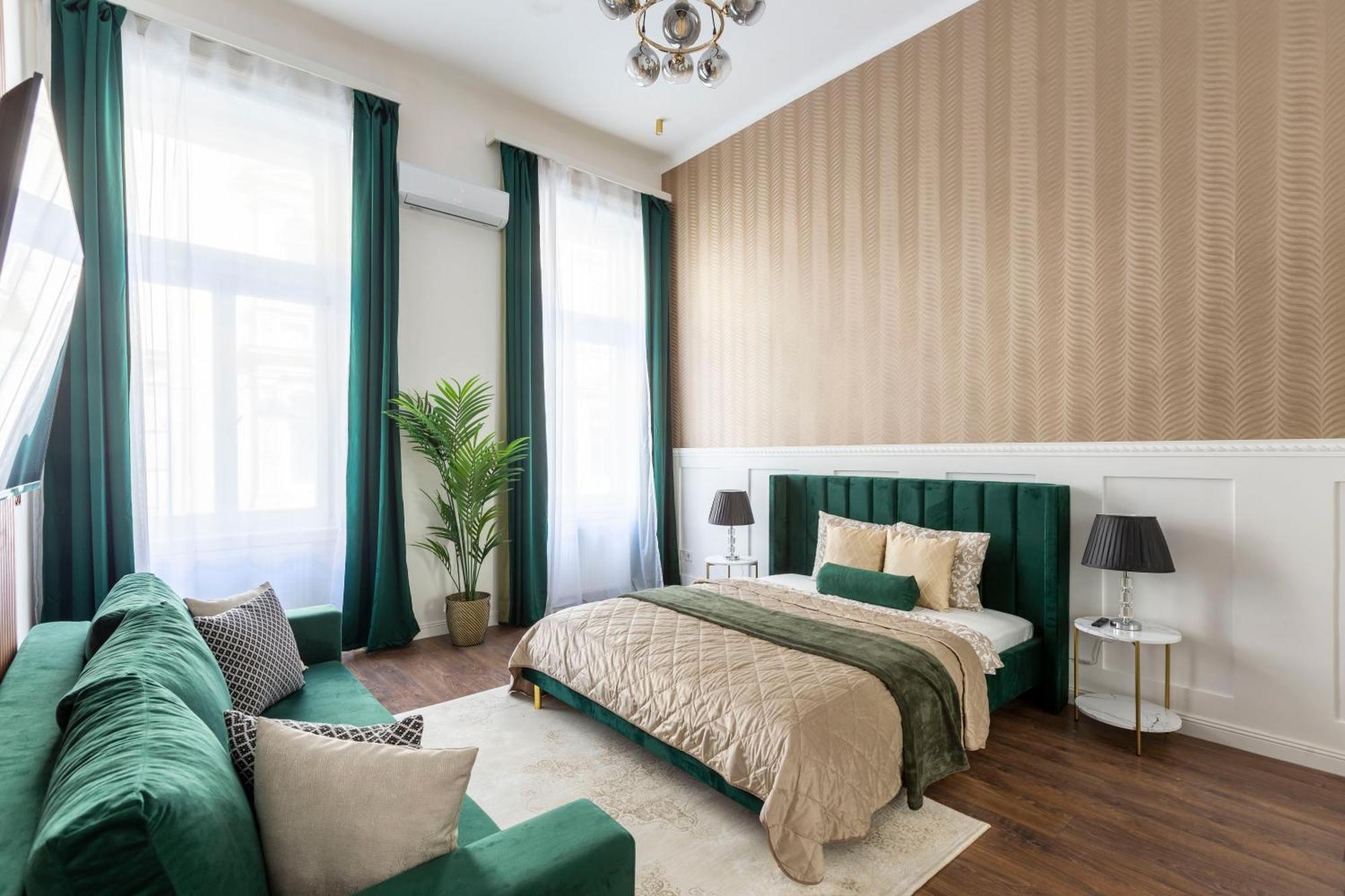Luxurious Prestige Next To The New York Cafe Budapeszt